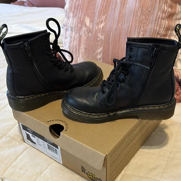 Kids Dr. Martens Boots - Picture 4 of 5